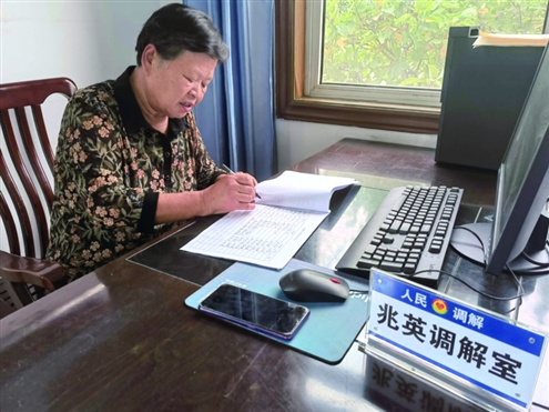 “乡贤法官”王兆英在处理公务